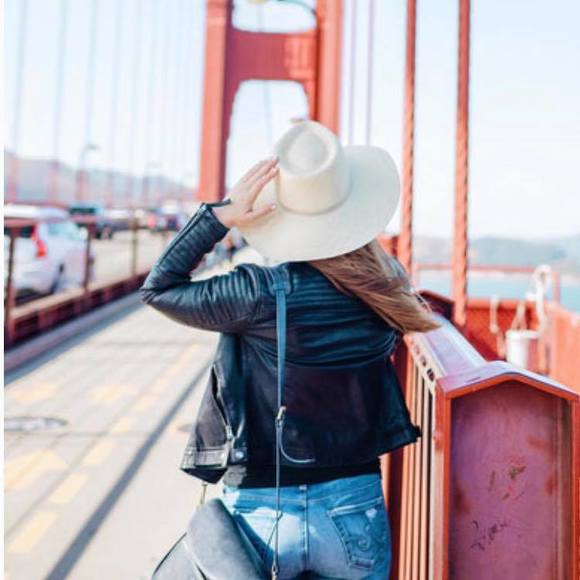 Meet your Posher, Lisa - Picture 1 of 1